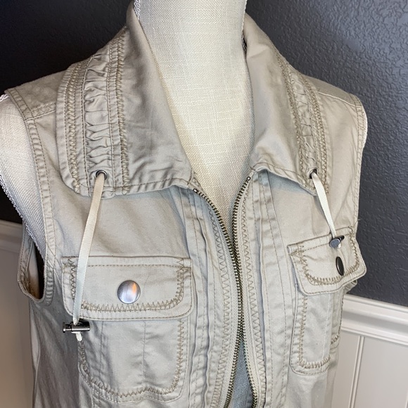 Light Cream Vest - Picture 2 of 7